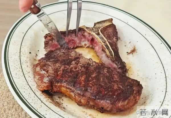 朱珠搬离老破小，和老公在新家做饭请客，家里穿裙子凉拖超暖和