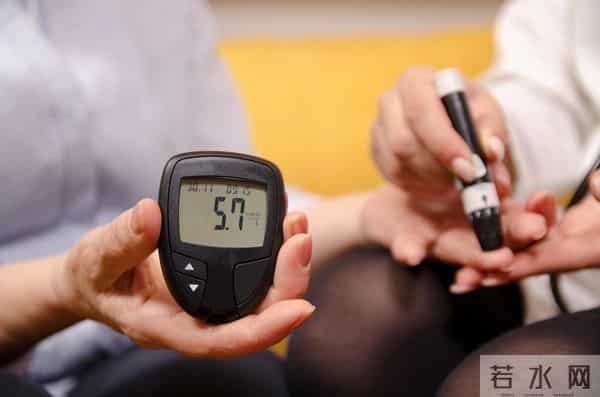 45岁男子，坚持饿肚子不吃晚饭，半年之后，血糖和体重情况如何