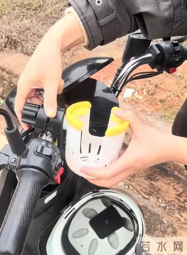 被年轻人的“电动车小配件”惊到了！网友直呼：会生活的人了不起