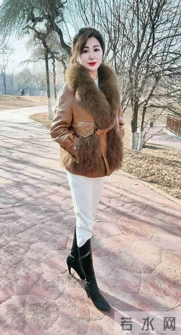 58岁的小老太太，身材、样貌、皮肤都保持的像18岁大姑娘，美爆了