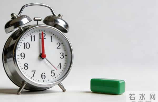 年纪轻轻就不行了？别瞎吃药坏了身子，外用这个方法，安全又持久