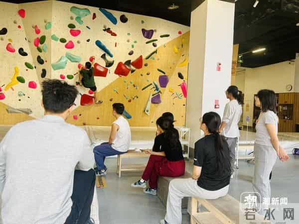 潮声丨“白天上班，晚上上墙”，当年轻人爱上攀岩