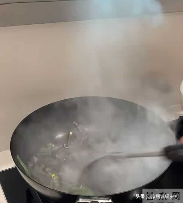 用油烟机时，到底要不要“开窗”？听内行人说完，才知我一直做错