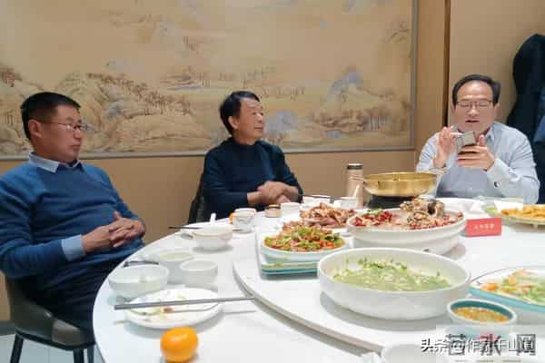 初雪夜破防!退伍军官辞公职,5人菜馆弃麻桌畅聊文学