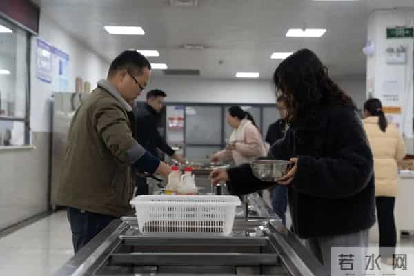 万山区政府停车场、机关食堂对外开放！