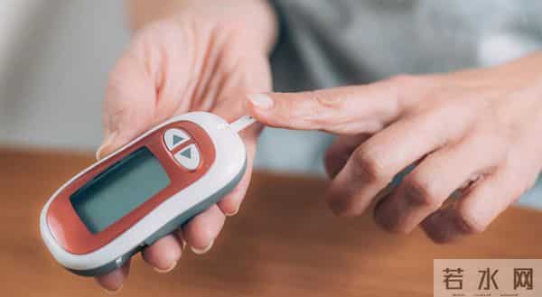 45岁男子，坚持饿肚子不吃晚饭，半年之后，血糖和体重情况如何