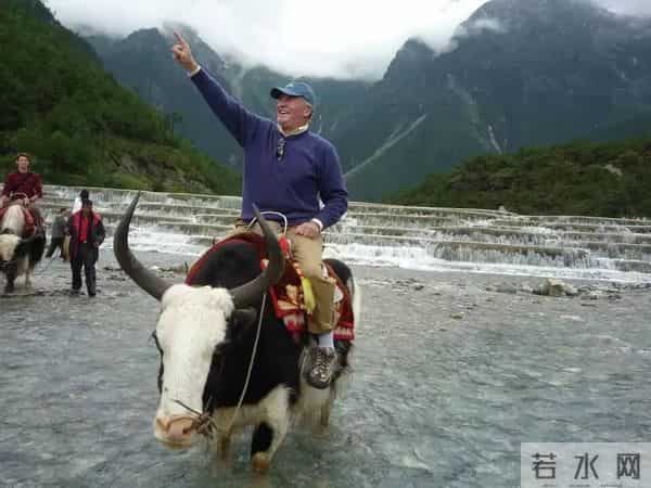 他是苹果公司早期投资人，一生专注媒体艺术收藏