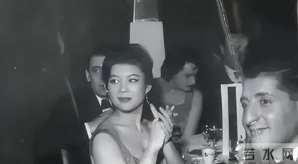 她是上海首席名媛，和戏子私奔生下6个孩子，如今个个都家喻户晓
