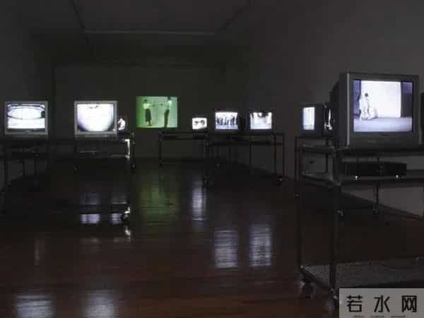 他是苹果公司早期投资人，一生专注媒体艺术收藏