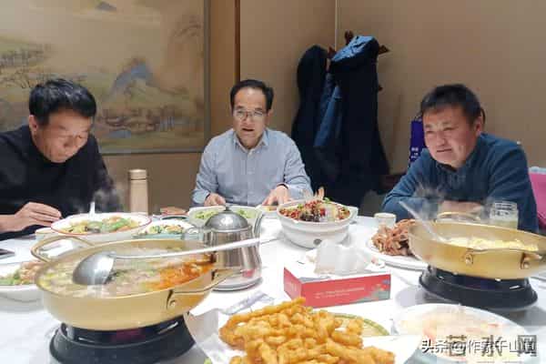 初雪夜破防!退伍军官辞公职,5人菜馆弃麻桌畅聊文学