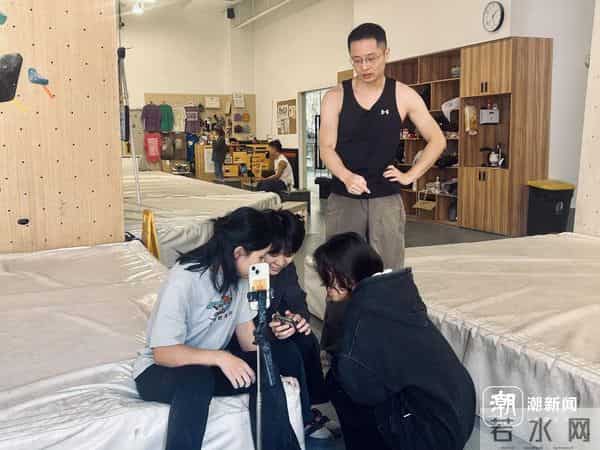 潮声丨“白天上班，晚上上墙”，当年轻人爱上攀岩
