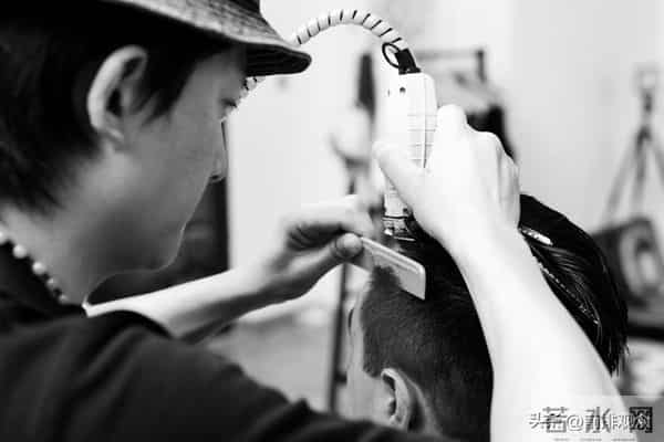 街边理发店接连关门,低价竞争逼疯同行,谁在幕后收割这波红利?