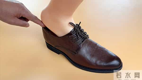 鞋子挤脚别扔，鞋店老教你正确方法，让鞋子立马变得合脚又舒服