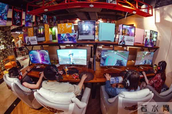 从人满为患到接连倒闭，几乎“消失”的网吧，为何忽然复活了？