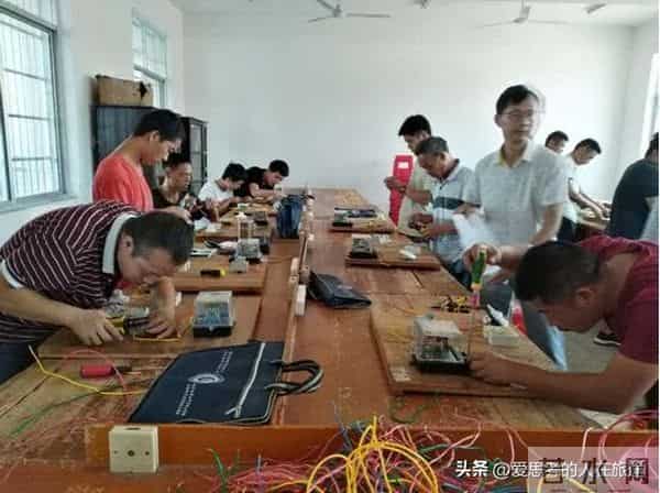 老电工被派拧螺丝,设备崩了领导慌:还得靠他