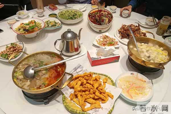 初雪夜破防!退伍军官辞公职,5人菜馆弃麻桌畅聊文学