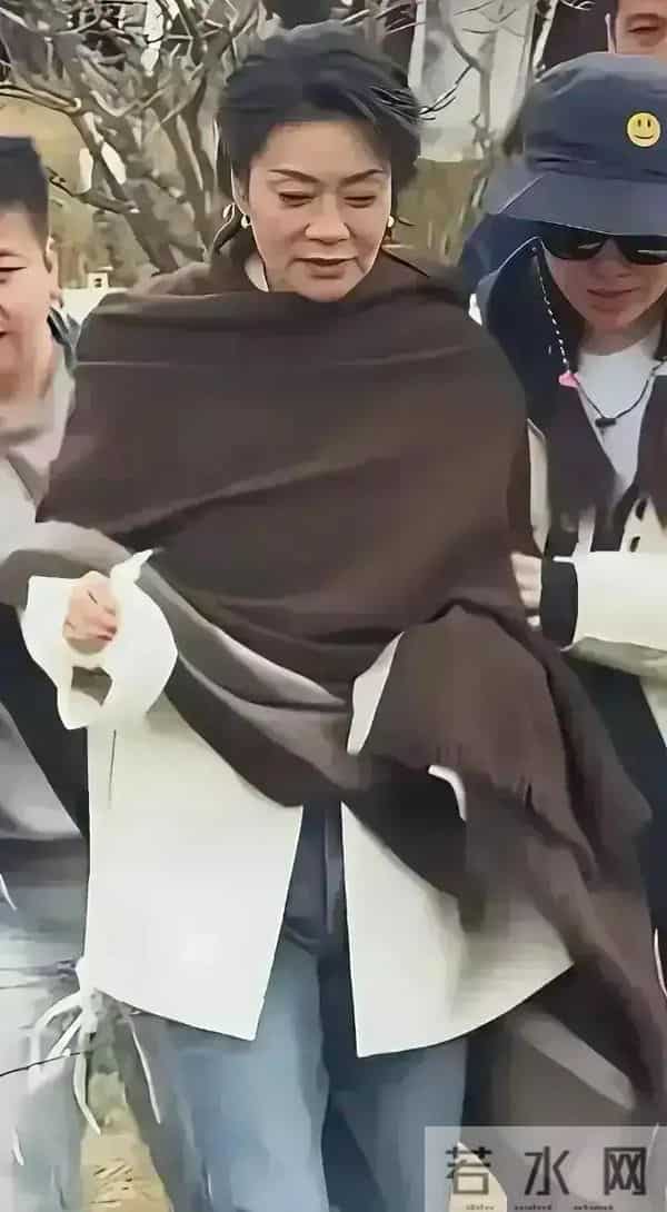 好久好久没见她，年轻时候多美，才六十多老成这样了 走路要搀扶了