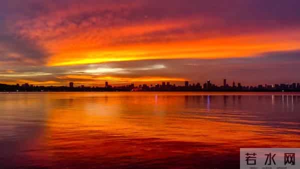 老祖宗说：“人过六十，不留五衣”，清理衣柜别忘扔哪五种衣服？