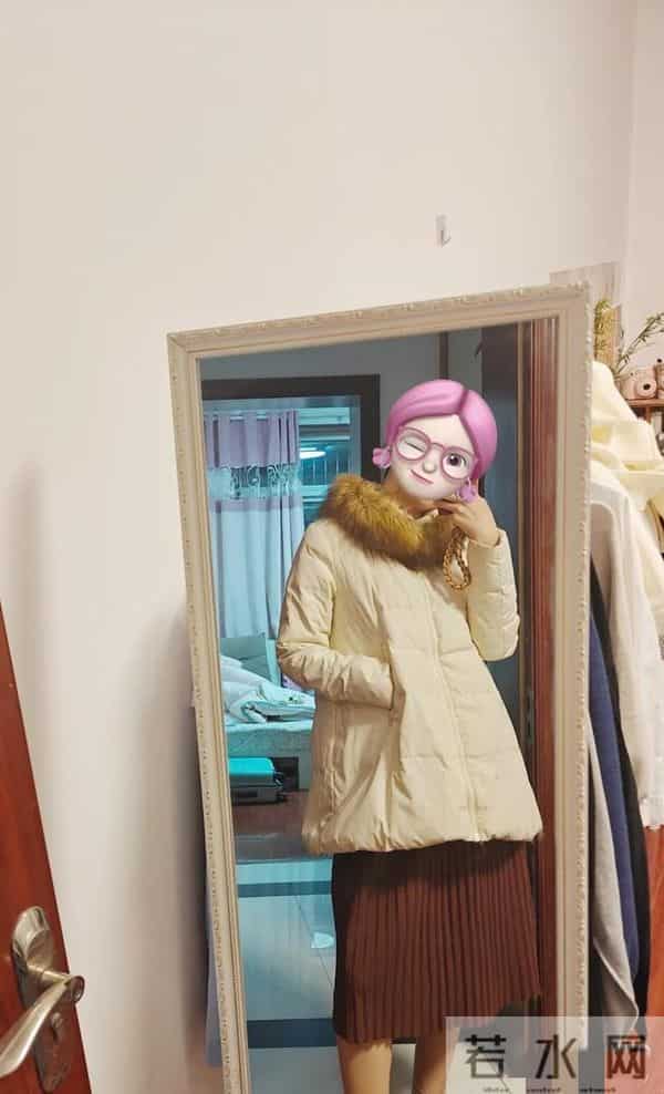 为了节省开支，穿上了十年前买的衣服，朋友说：扔远点儿，丑死了