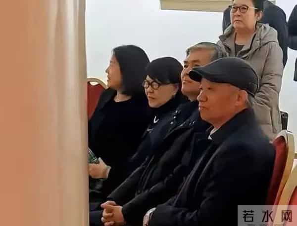 杨振宁去世后，翁帆首现身，与母亲一起看展，眼睛依旧浮肿