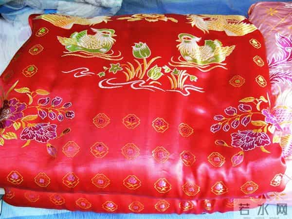 缎面棉被461之靛灰缎垫，让静默分割无声资产