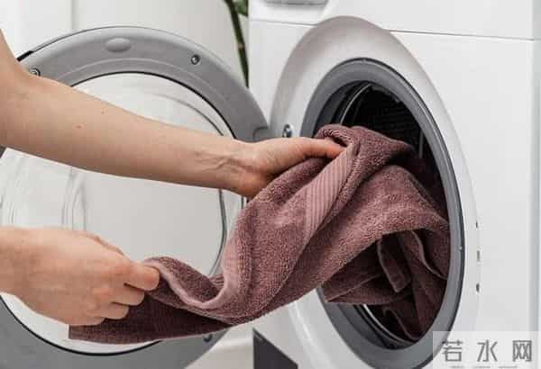 你洗衣服都添加柔顺剂吗？专家：毛巾等这些衣物是绝对不能使用的