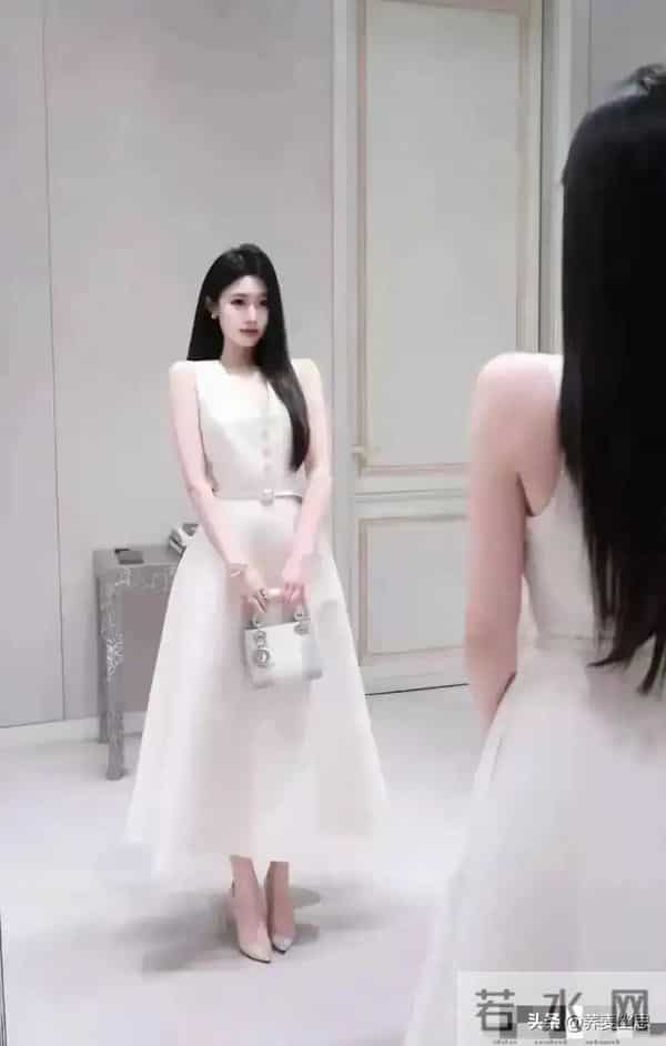 广西桂林一校花 身高169cm 身材拥有黄金比例 散发迷人身材魅力