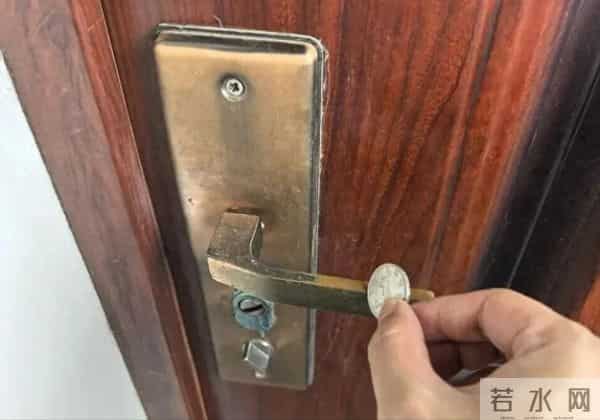 冬天出门前，记得用硬币碰一下门把手，好多人还不知道，涨知识了