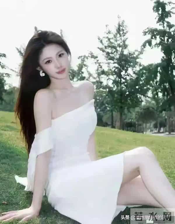 河南郑州一校花 身高172cm 身材拥有黄金比例 散发迷人身材魅力