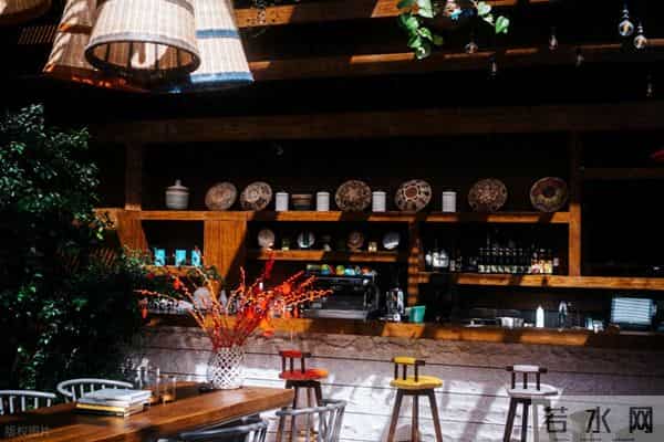 我36岁，逃离大厂回县城，咖啡馆月入5万，但我每晚都想哭