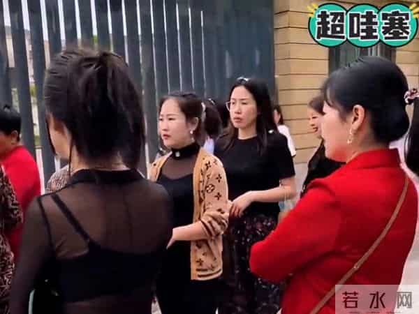 那些接孩子放学的班花妈妈！网友：这才是爸爸接孩子的动力