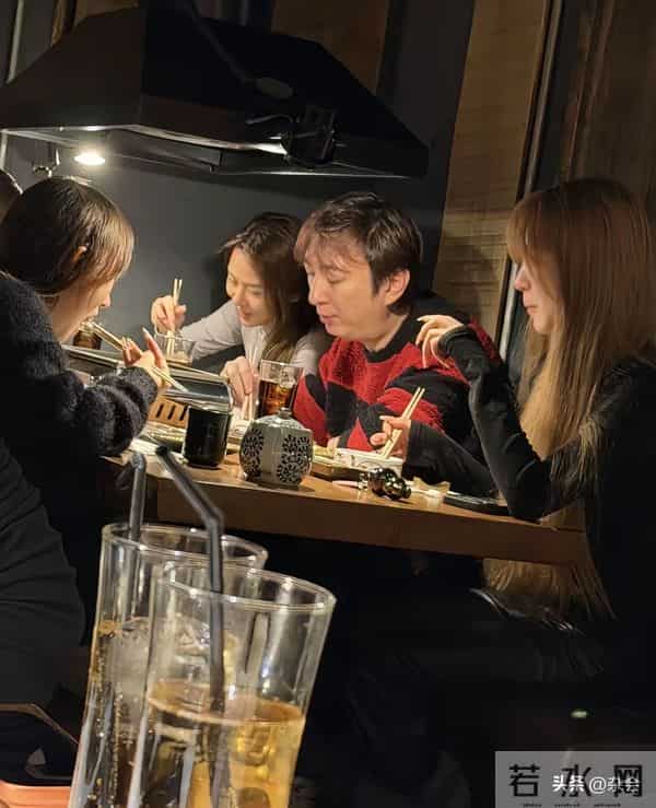 王思聪日本吃烤肉，身旁五六美女相伴，这逍遥日子慕了！