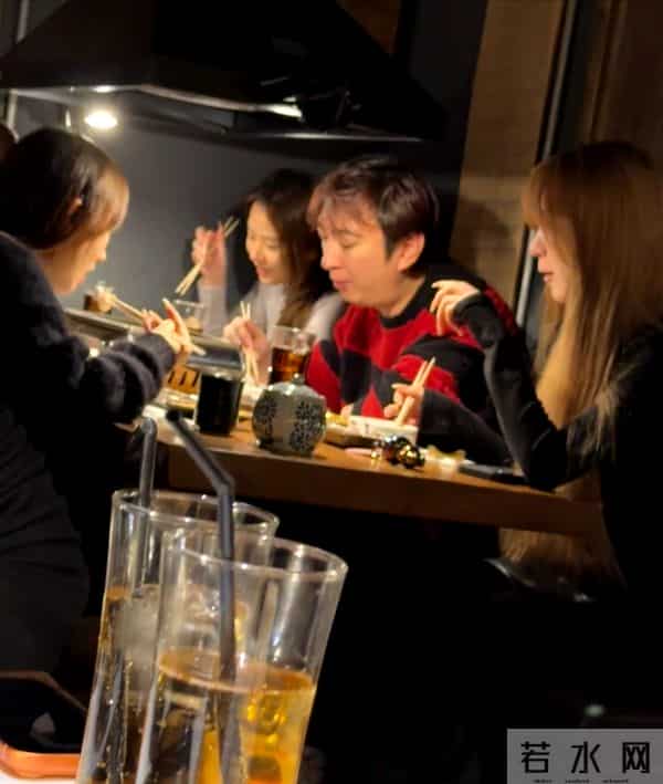 王思聪吃烤肉，周围围坐五个美女！