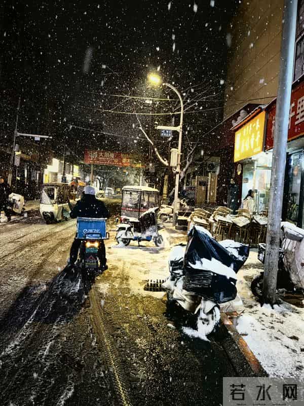济宁这么大的雪，大街上依然很多人忙碌