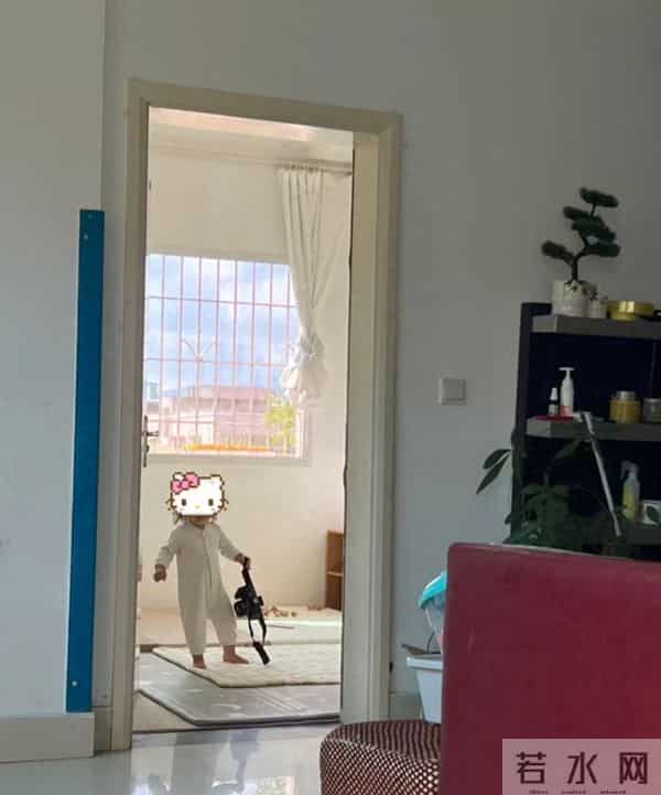 “她提着我的1万6万笑，我在哭”，网友的一则帖文，引来全网吐槽