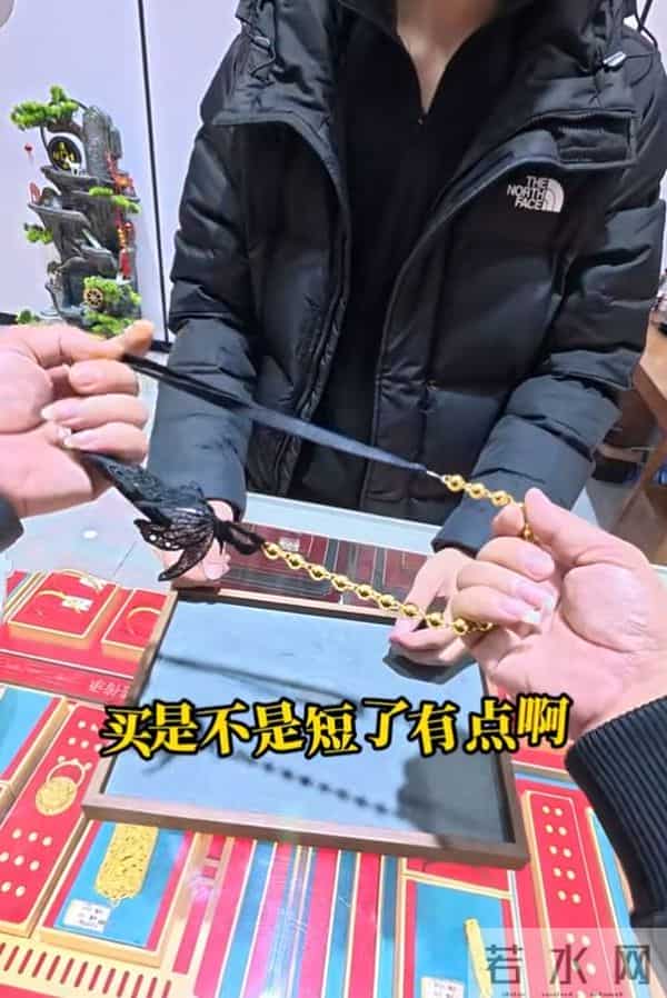 男子回家发现床下藏有金链细带裤，不知何物当项链带：越带越刺挠