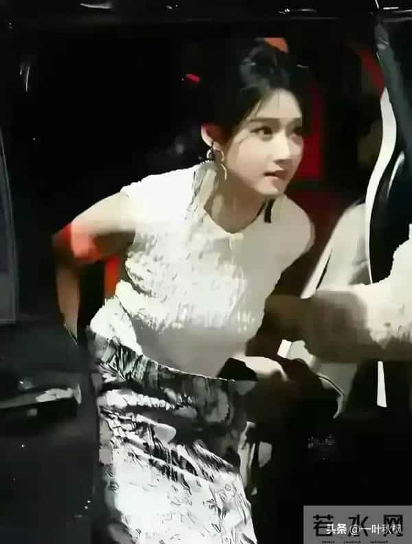 哇塞！这身材！这样貌！这腿！感觉她太吃亏了，根本没现实中好看