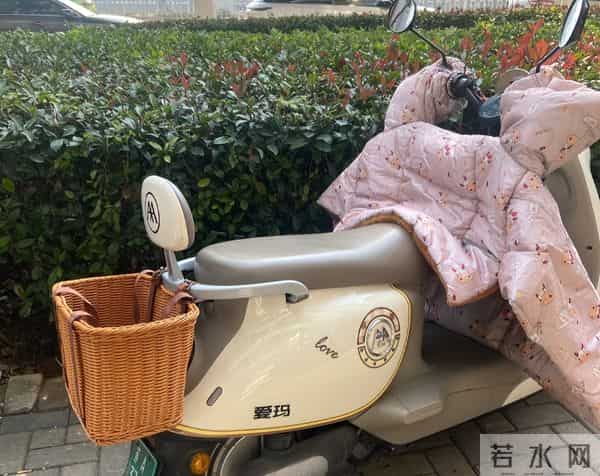 被年轻人的“电动车小配件”惊到了！网友直呼：会生活的人了不起