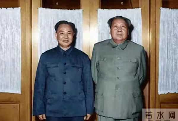 1969年12月26日，毛主席76岁寿辰，与厨师韩阿富在一起合影留念