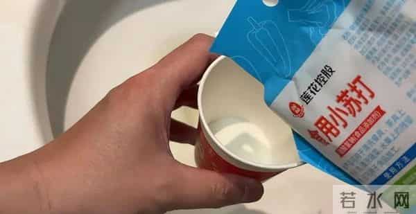 马桶里撒一把,不管多脏多厚的黄渍,水一冲就干净,方法太棒了!