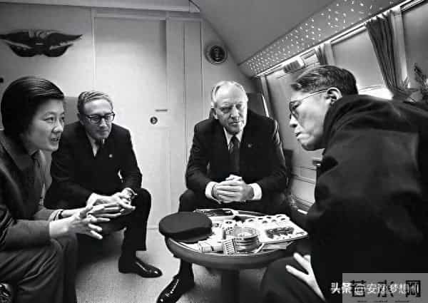 1972年，飞机上，章含之与乔冠华陪同来访的基辛格博士，合影留念