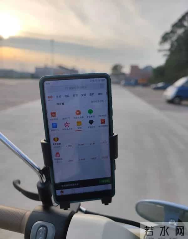 被年轻人的“电动车小配件”惊到了！网友直呼：会生活的人了不起