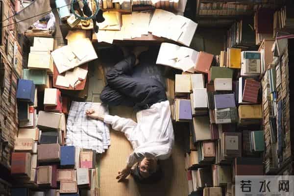 为了给女儿腾出一间书房，一个中年大叔决定“断舍离”