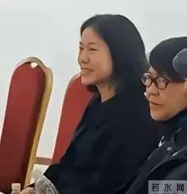 杨振宁去世后，翁帆首现身，与母亲一起看展，眼睛依旧浮肿