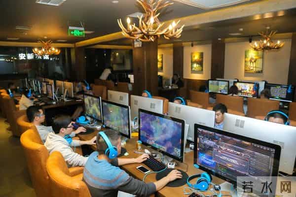 从人满为患到接连倒闭，几乎“消失”的网吧，为何忽然复活了？