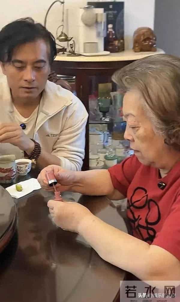 陈龙陪母亲做美甲，80岁妈妈手上钻戒又大又闪，网友：陈龙真孝顺
