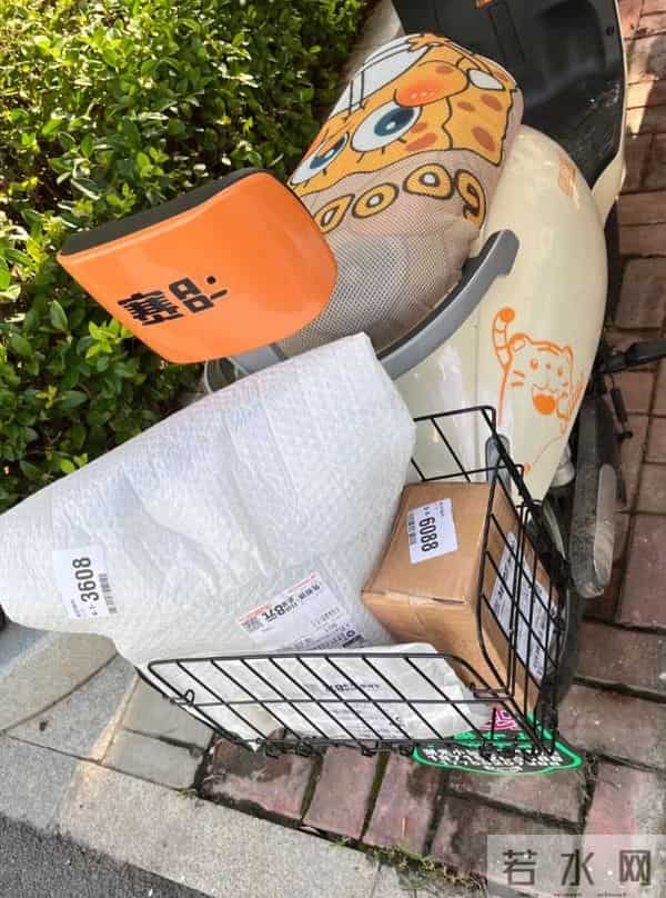 被年轻人的“电动车小配件”惊到了！网友直呼：会生活的人了不起