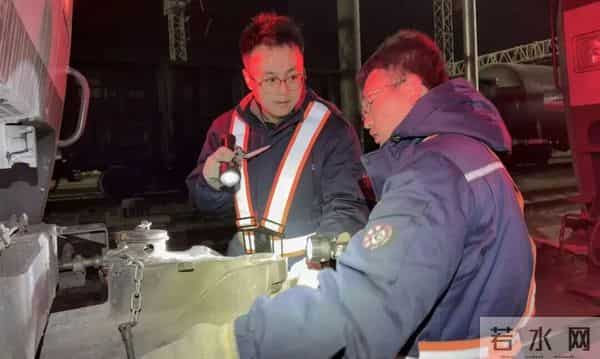 深夜2-30的铁路密码：新手火车司机如何站好第一班岗