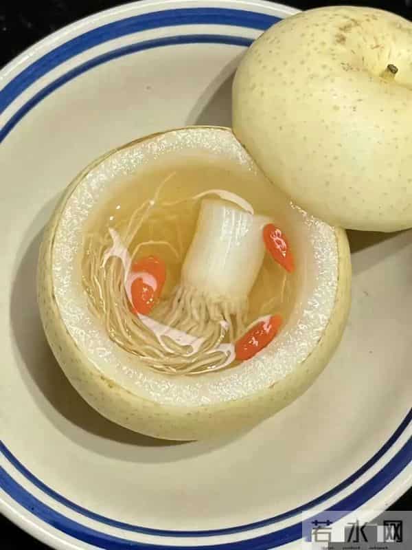 【秋冬咳嗽克星！一颗雪梨蒸出5种润喉方，全家抢着喝】