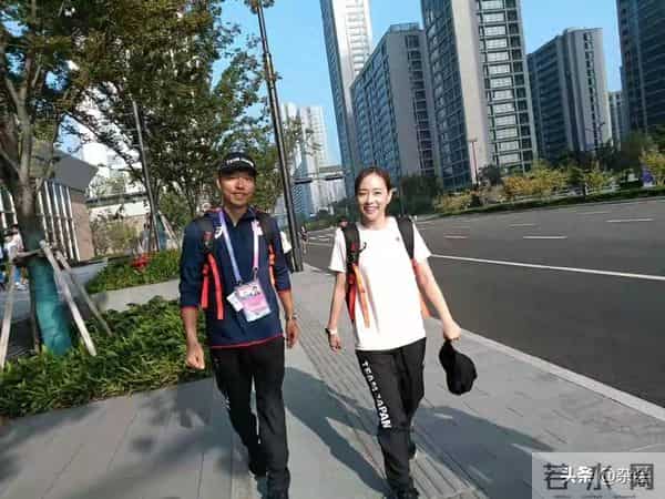 石川佳纯随和又亲切，毫无架子尽显真诚，让人好感倍增